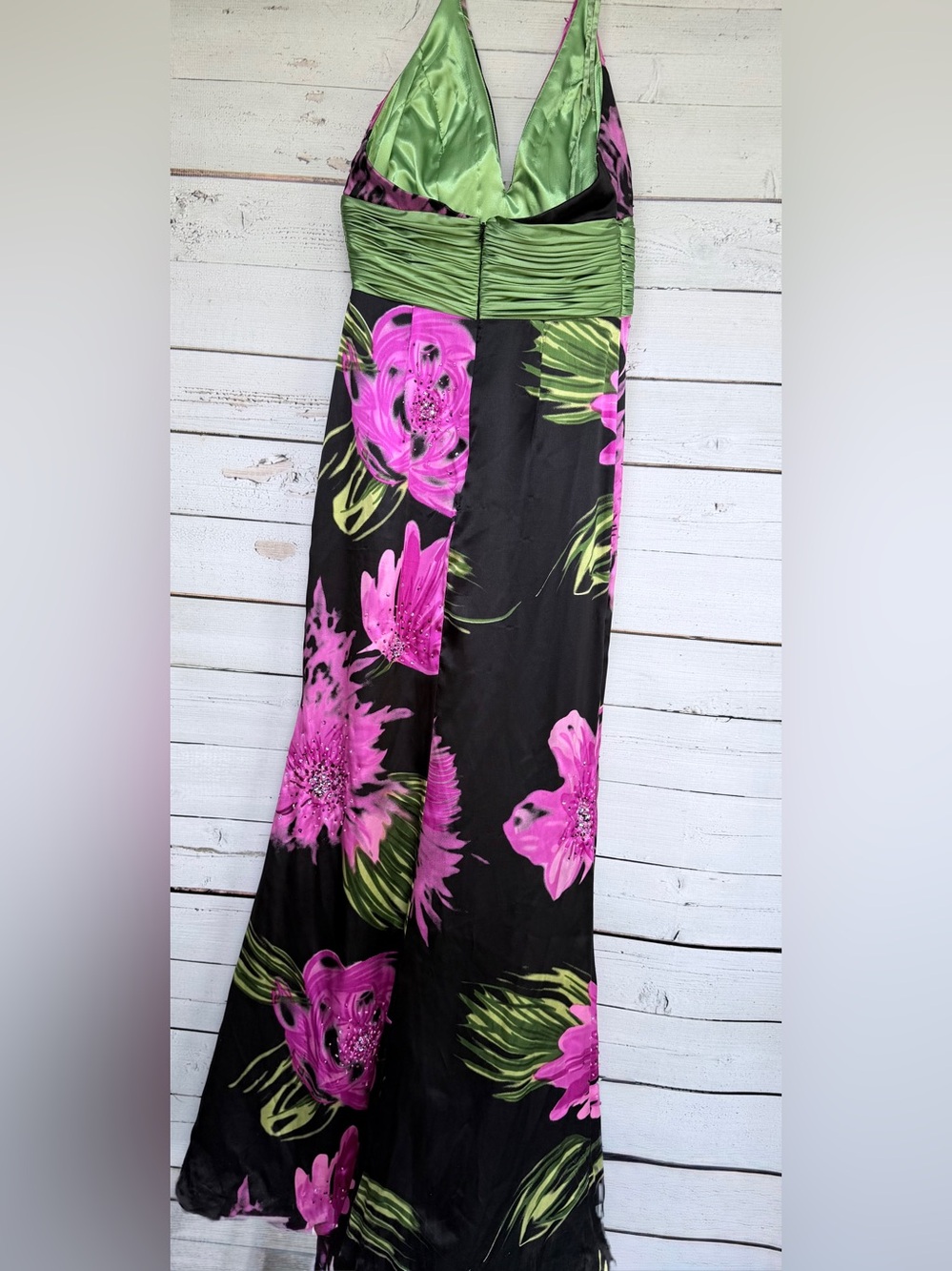 Wow! Prom & Pageant Silk Plunge Halter Formal Gown Ruched Waist Size 4 - Picture 8 of 11